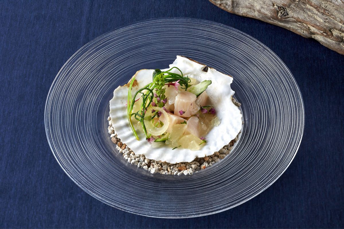 5000円コースの前菜「ホタテ貝と夏野菜の調和　滑らかな柑橘のゼリー」