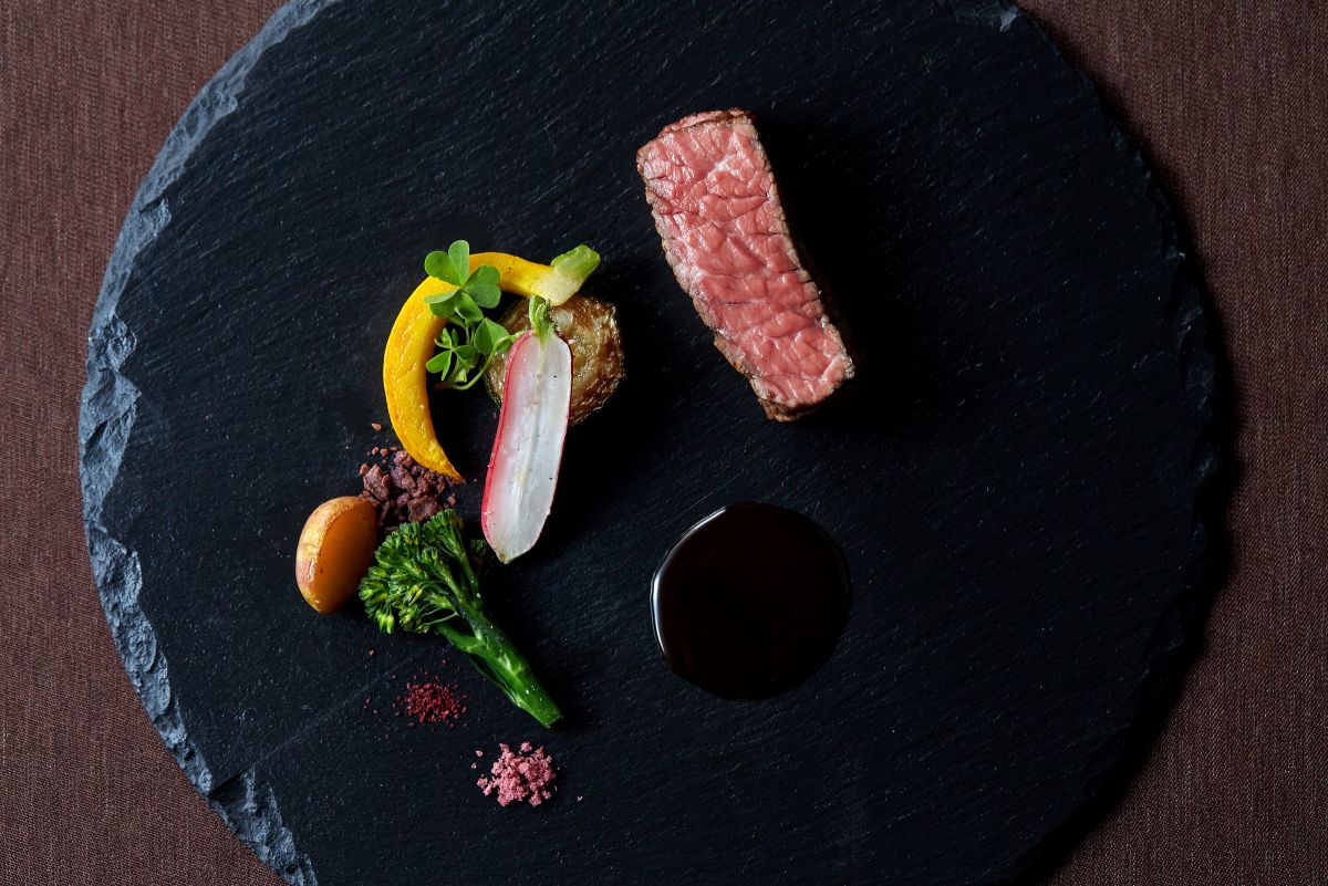 5000円コースの「牛赤身肉の炭焼き さまざまな鎌倉野菜の庭園」