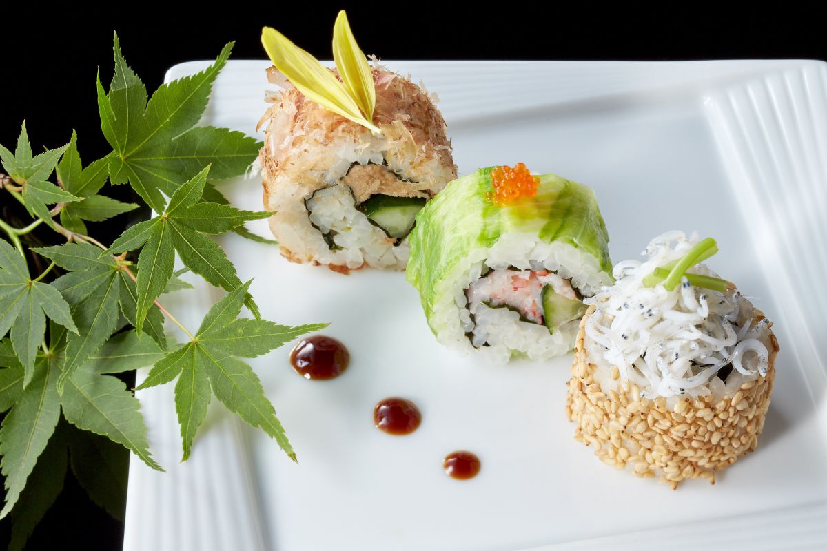 どちらのコースにも提供される「3種類の彩り寿司ロール」