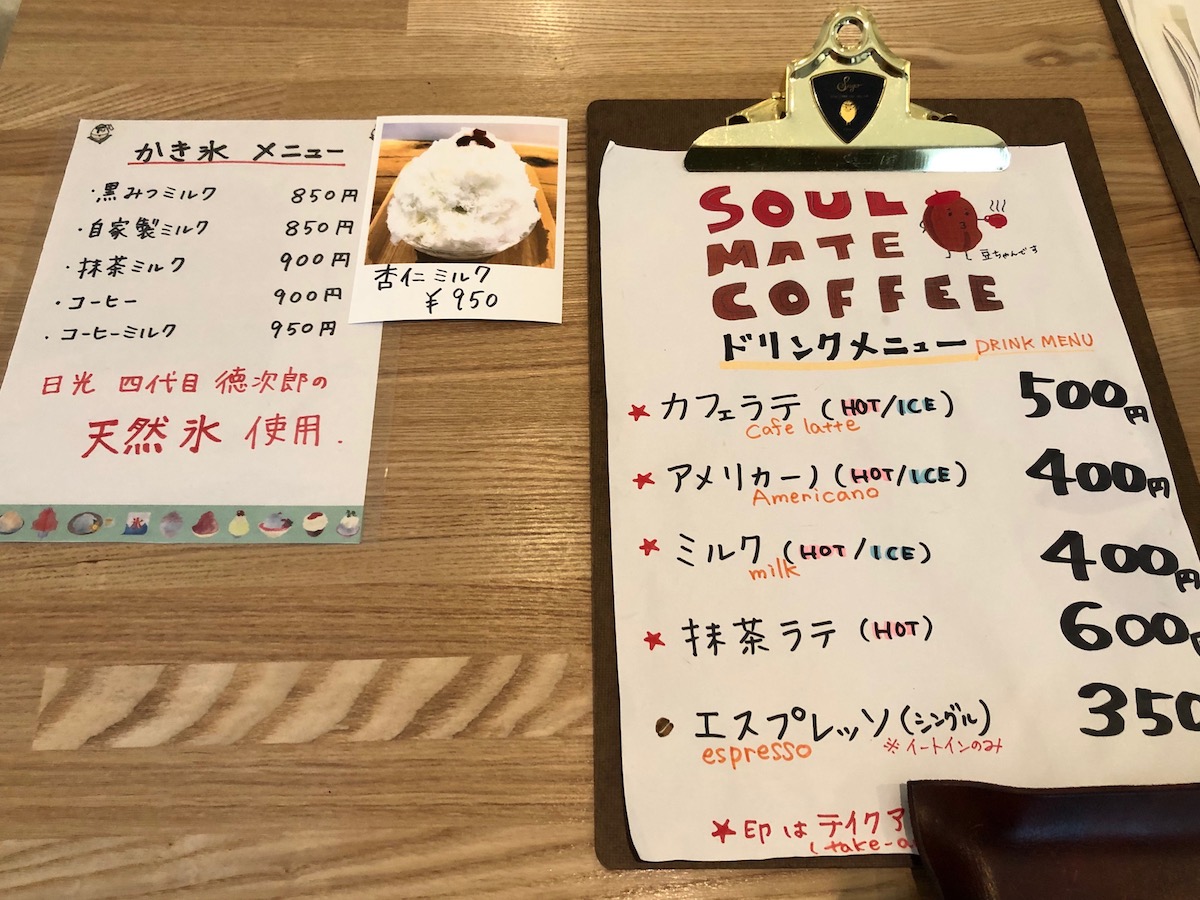 かき氷メニュー（左）、コーヒーメニュー（右）