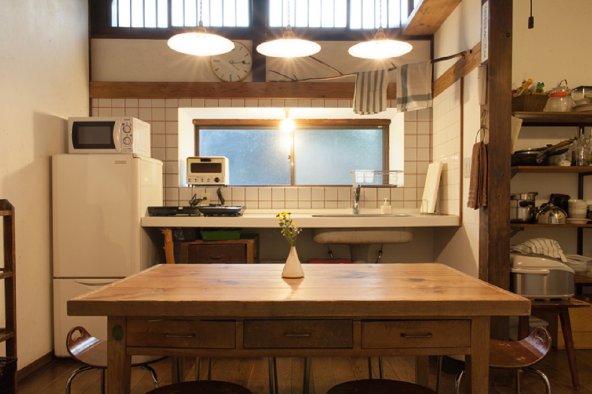 キッチンとダイニング／ゲストハウスtoco.