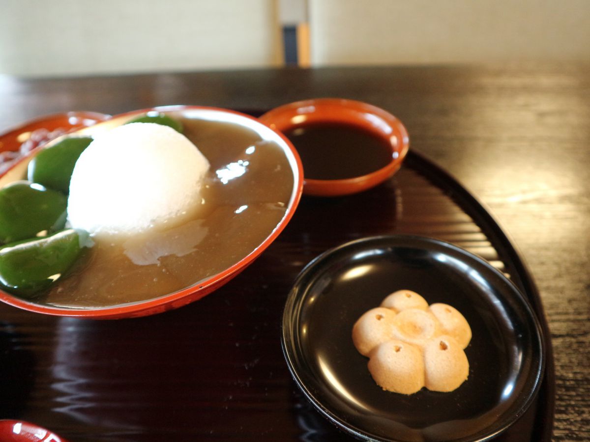 手前はきなこ、奥はくろみつ