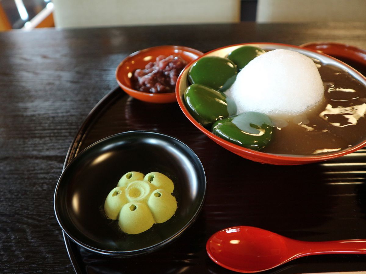 手前は抹茶きなこ、奥は粒あん