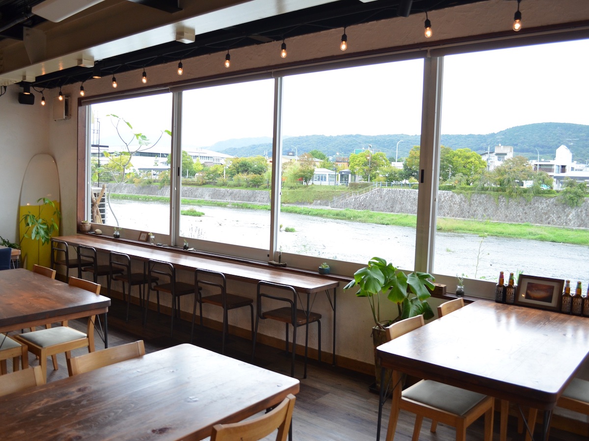 鴨川ビューの特等席！ビーガン「おばんざいプレート」で夏前の身体を美しくリセット