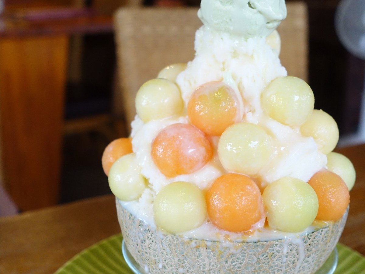 メロンまるごと1個！インパクト大の贅沢かき氷はみんなでシェアして