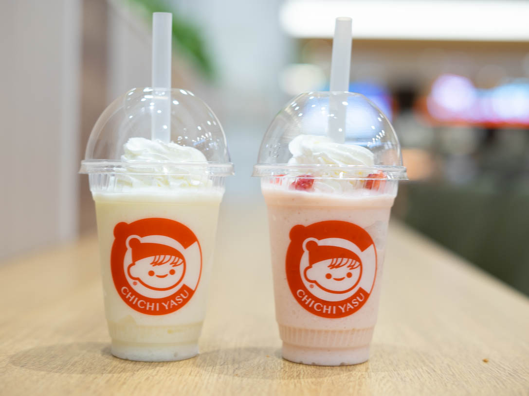 左：ヨーグルセーキ　400円　右：いちごヨーグルセーキ　420円（いずれも税別）