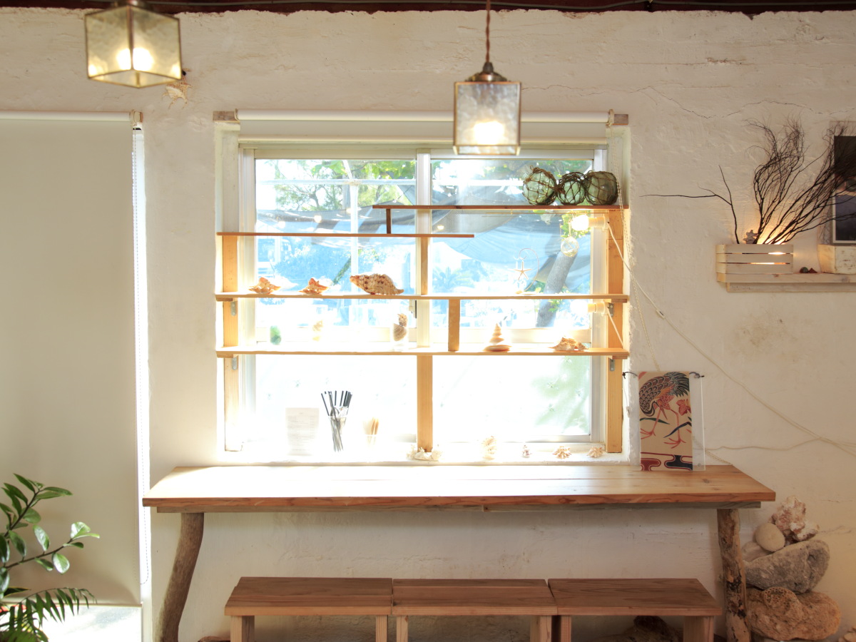 やわらかな日差しが差し込む明るい店内