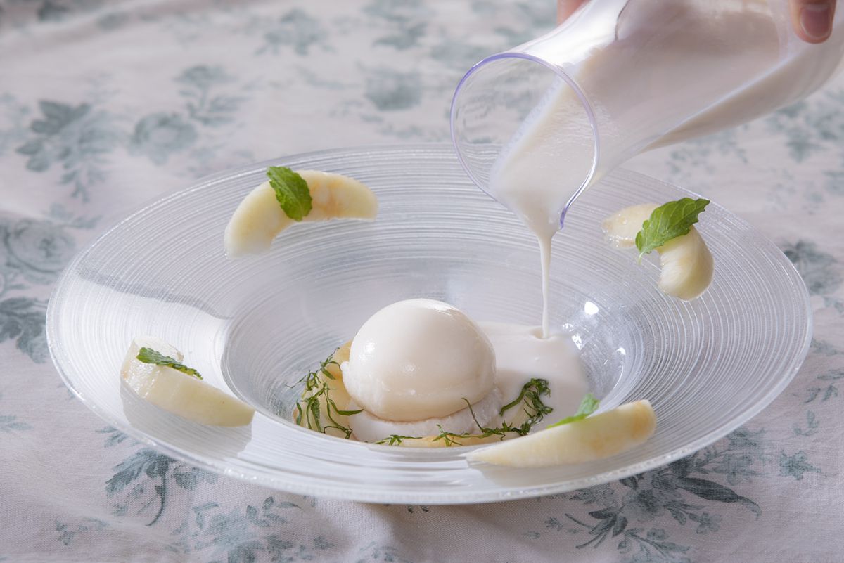 桃プリンにフレッシュな桃と、コンポートの桃をのせて、桃のスープをかけた「桃の冷製デザートスープ」