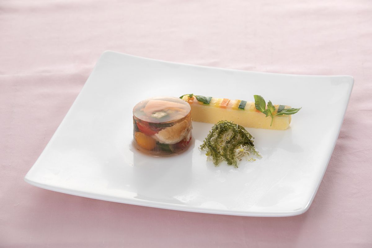 桃の爽やかな風味が帆立貝の美味しさを引き立てる「桃と帆立貝のゼリー寄せ」