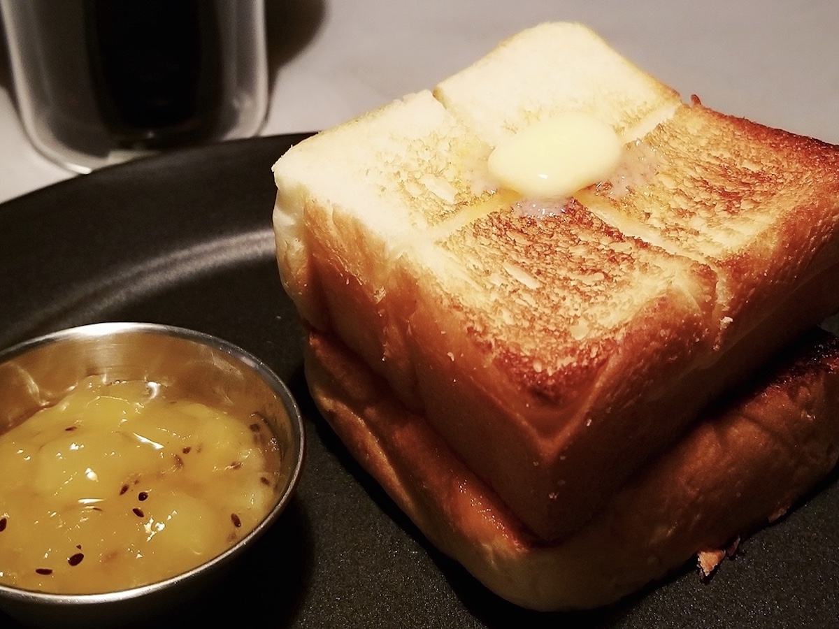 トーストが絶品！異空間の世界を楽しむお一人様向けカフェ 【ミスター黒猫の東京スイーツトレンドvol.22】