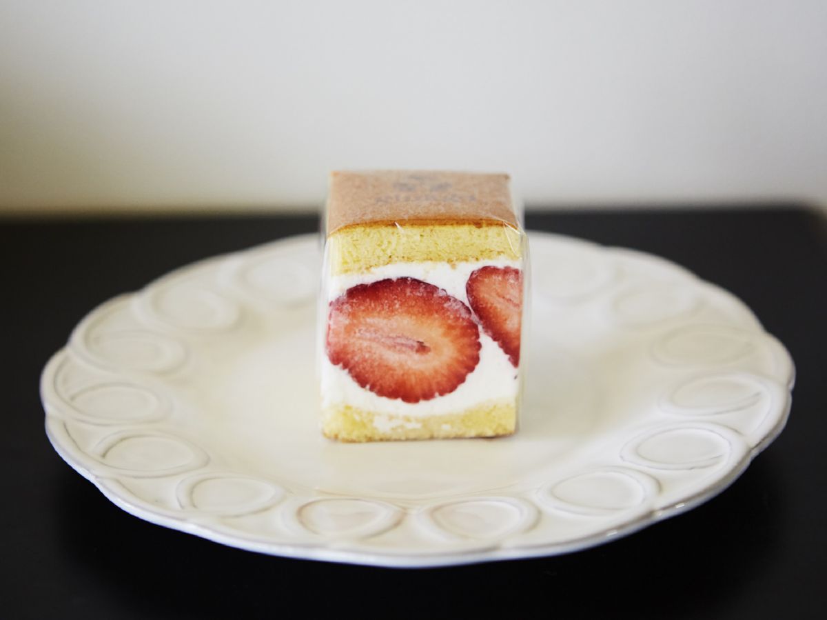 博多あまおうのフルーツサンドケーキ　601円（税別）