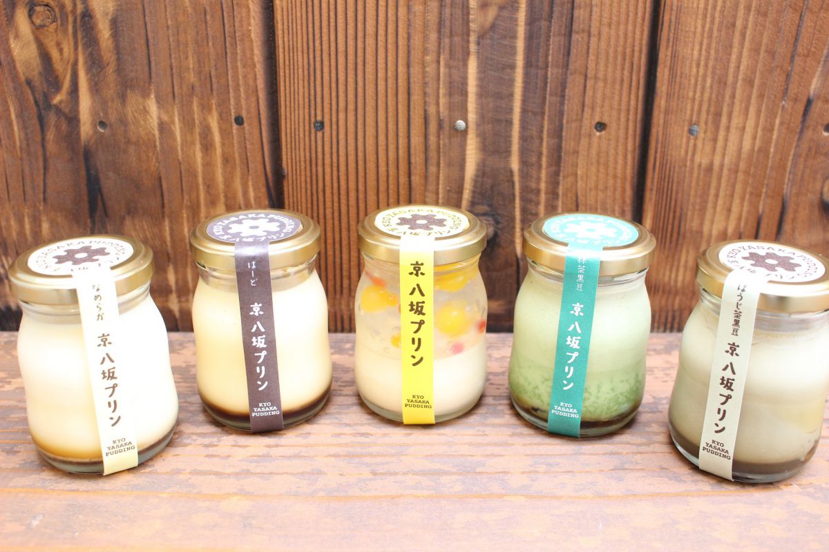 右から、なめらか、はーど各450円、京 八坂プリン、抹茶黒豆、ほうじ茶黒豆各500円