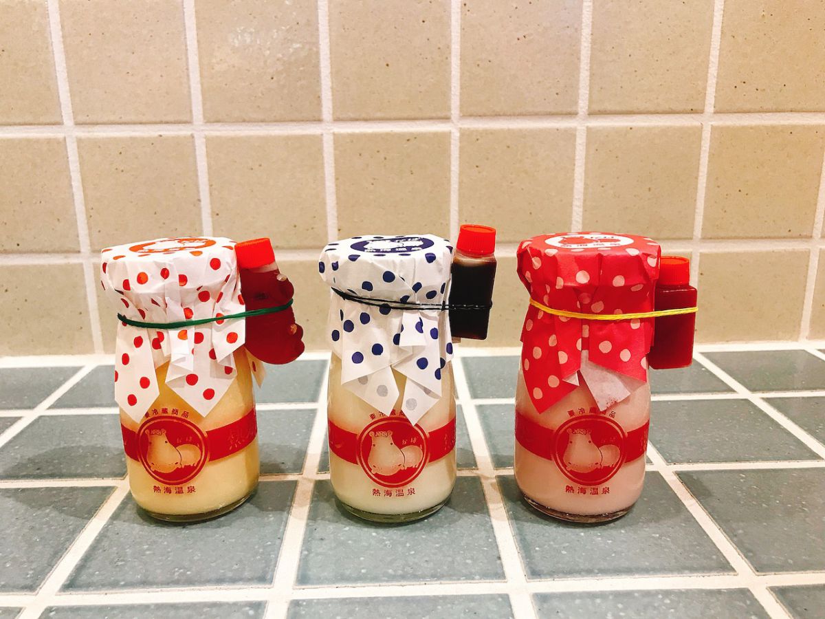 （左から）熱海プリン（特製カラメルシロップ付）、風呂まーじゅプリン（エスプレッソ）、熱海プリン いちご 各350円