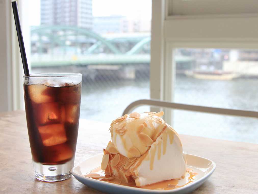 (写真左から)アイスコーヒー 450円、セットの場合は300円  エンゼルフードケーキ バニラキャラメル 560円