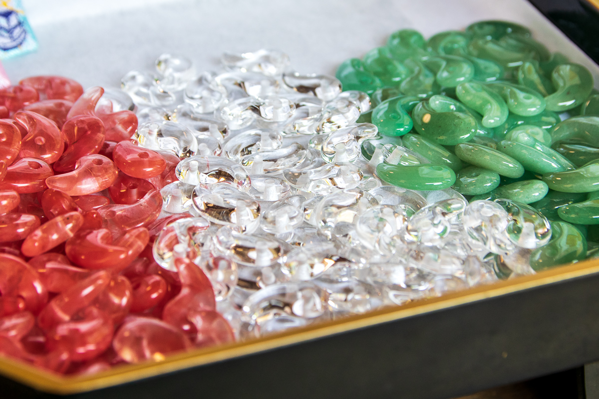 （左から）慈愛・優しさ：紅水晶、体調・精神の安定：水晶、洞察力・忍耐力の向上：ヒスイ