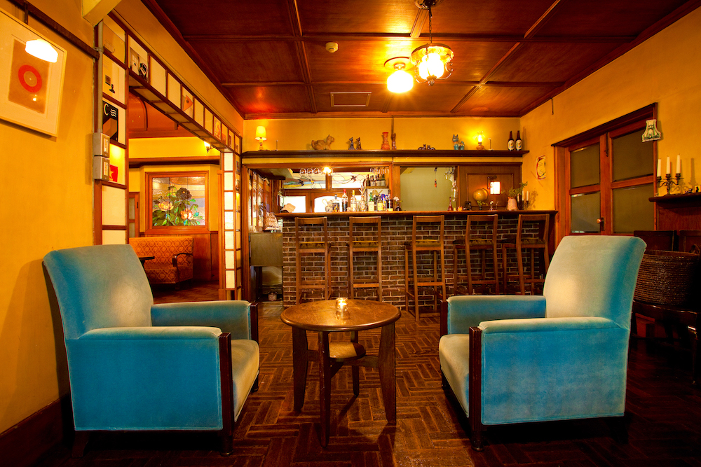 吉沢亮さんが座って撮影した水色のソファー