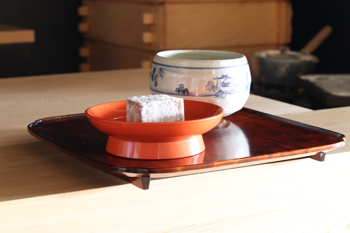 お抹茶と季節の生菓子（みよしの） 972円