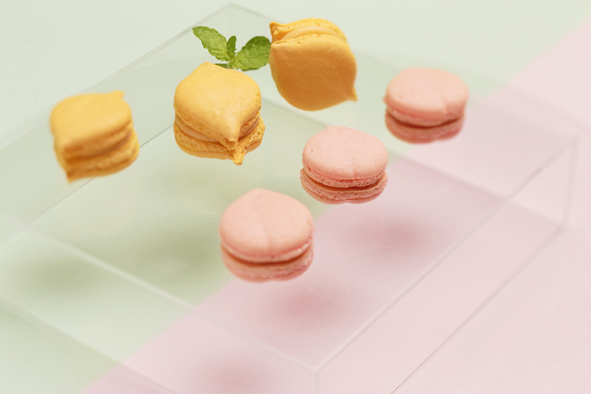 カタチも桃とレモン！レモンのマカロンと桃のマカロン