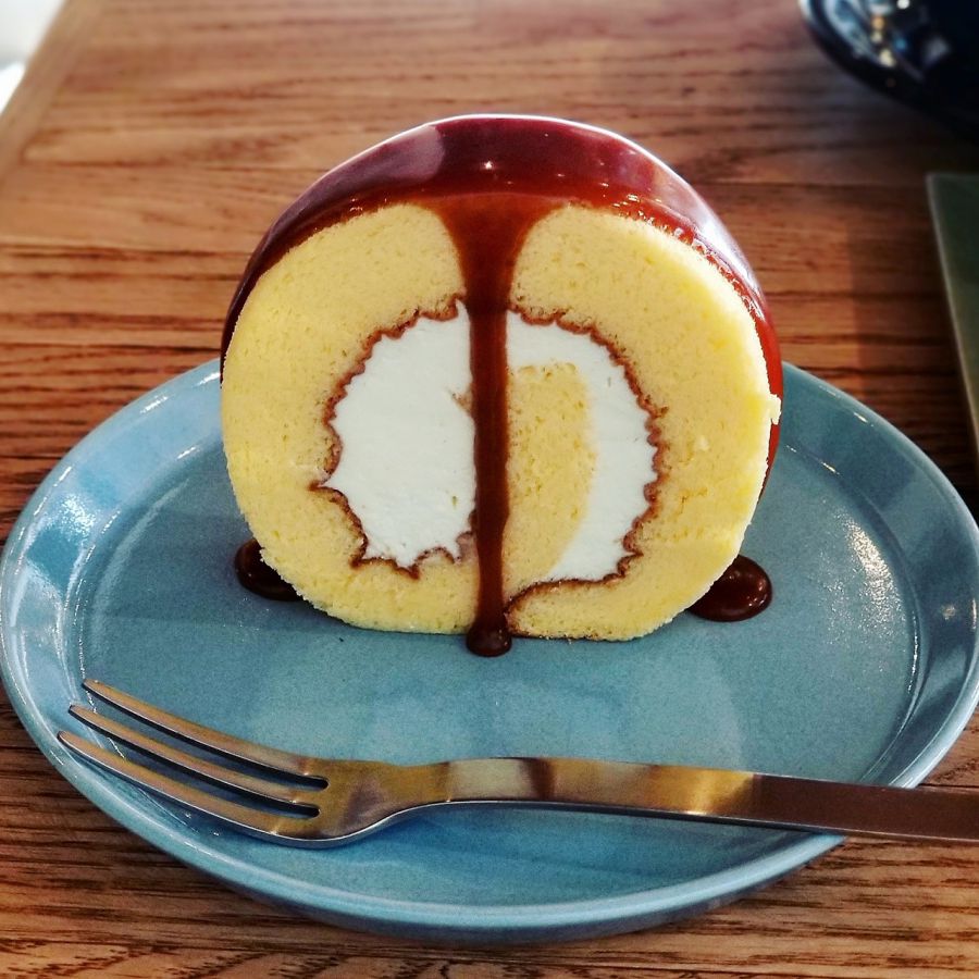「エスプレッソキャラメルロールケーキ　350円（税込）」