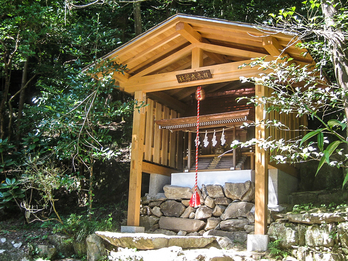 御本社と最もゆかりの深い日本武尊の御神霊をおまつりする「日本武尊社」