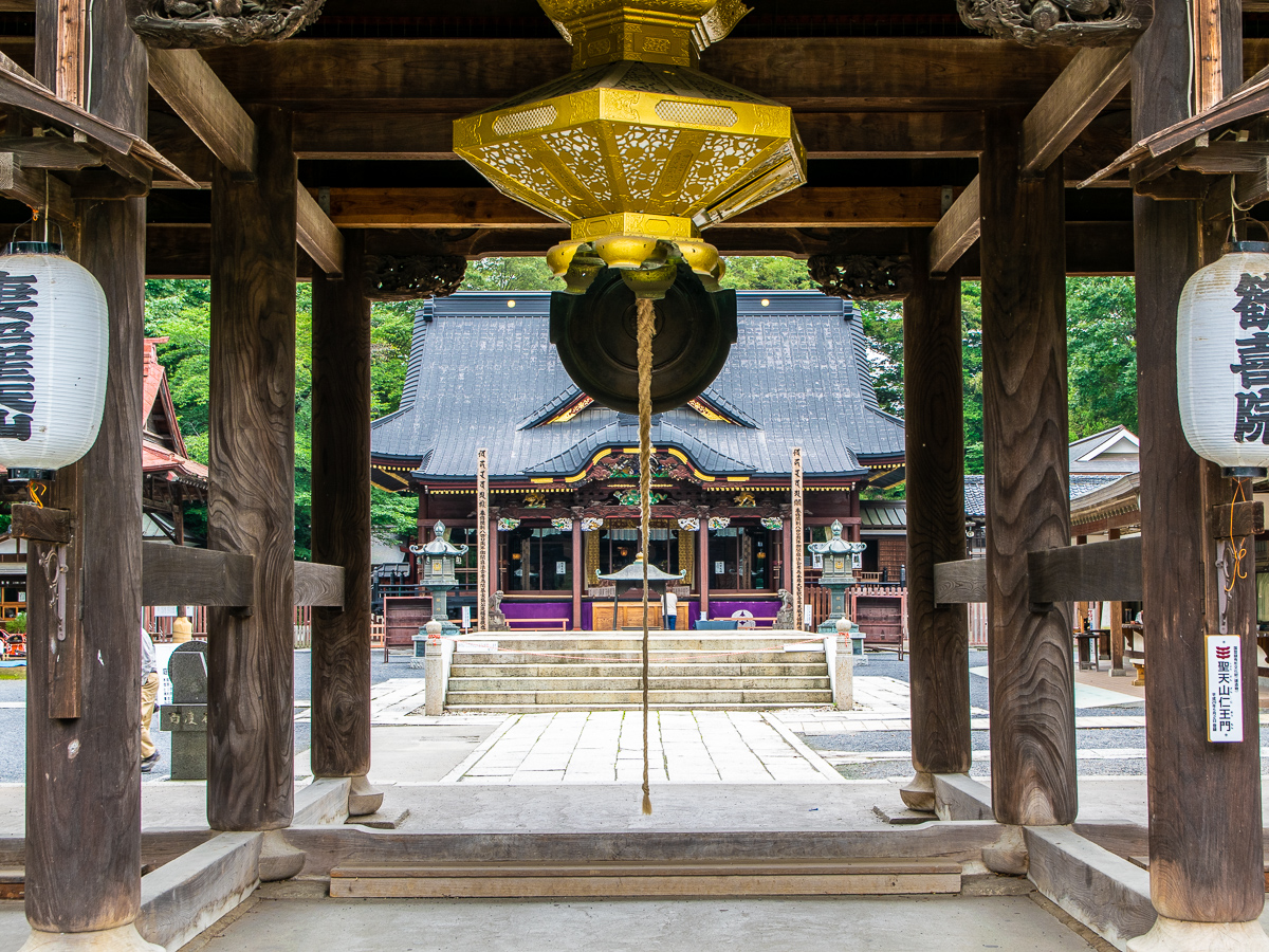 仁王門の先に鎮座する本殿の聖天堂