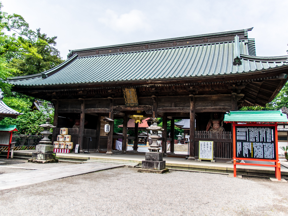 国登録有形文化財の「仁王門」が参道に並ぶ