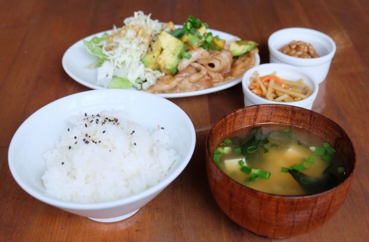 アボカドのせ生姜焼き定食（生姜ダレ）980円(税込)