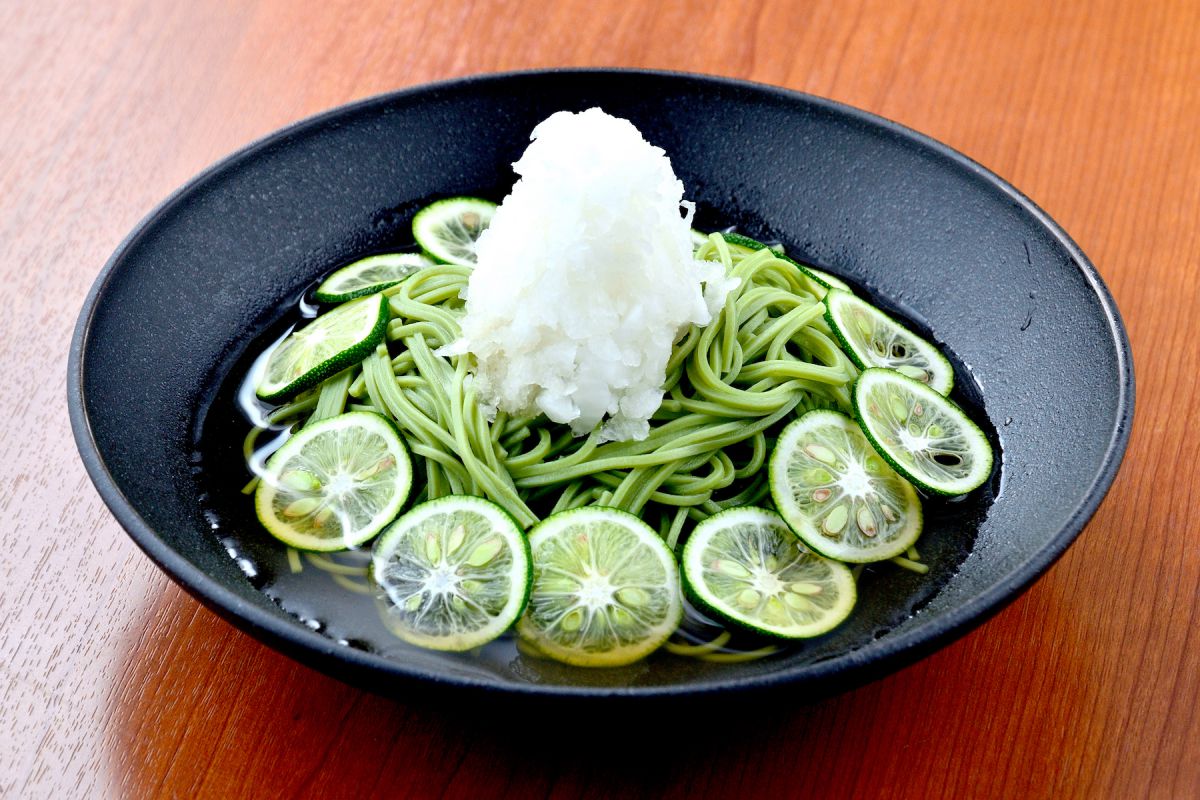 「すだちの鬼おろし茶そば」（税抜930円）／OMATCHA SALON
