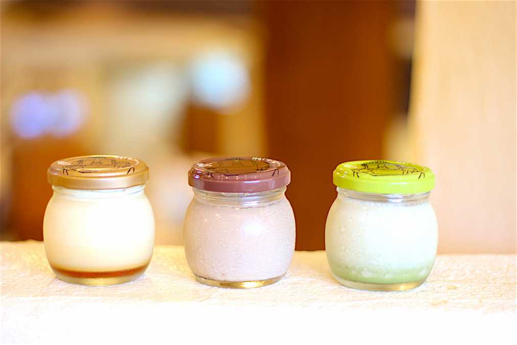 まほろば大仏プリン（小）左からカスタード、ショコラ、大和茶 各378円