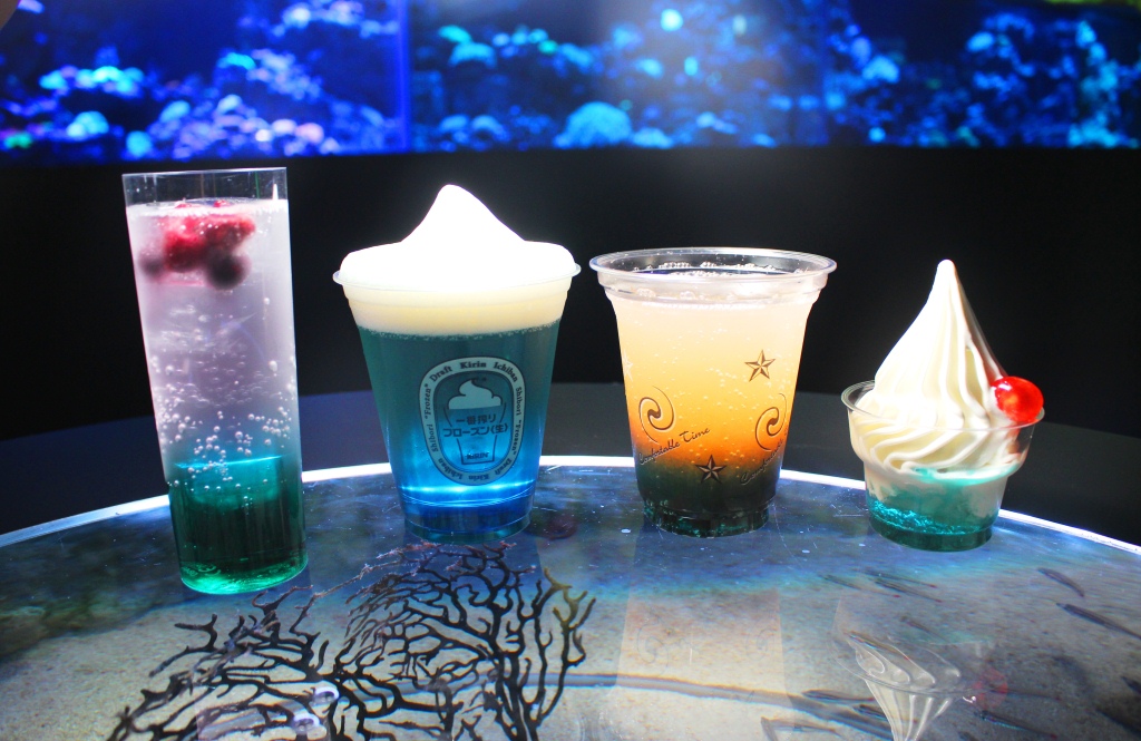 左から、カクテルHaNaBi「ブルーライチベリー」700円、フレーバーキリン一番絞りフローズン（生）「シトラスブルービア」700円、シーズンスカッシュ 「スイカスカッシュ」500円、クレミアサンデー「マリンジェリー」600円 ※写真はイメージ