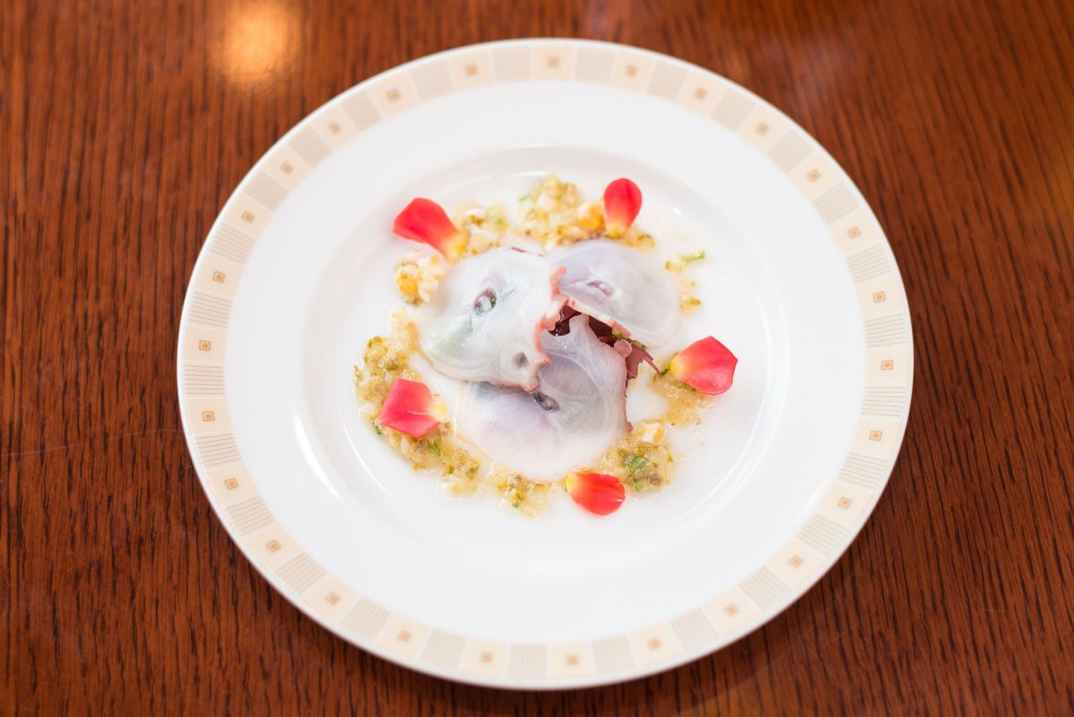 「蛸の燻製 ラヴィゴットソース」。ピクルスやオニオンなどが入った「ラヴィゴットソース」は、程よい酸味のあるさっぱりとしたソース