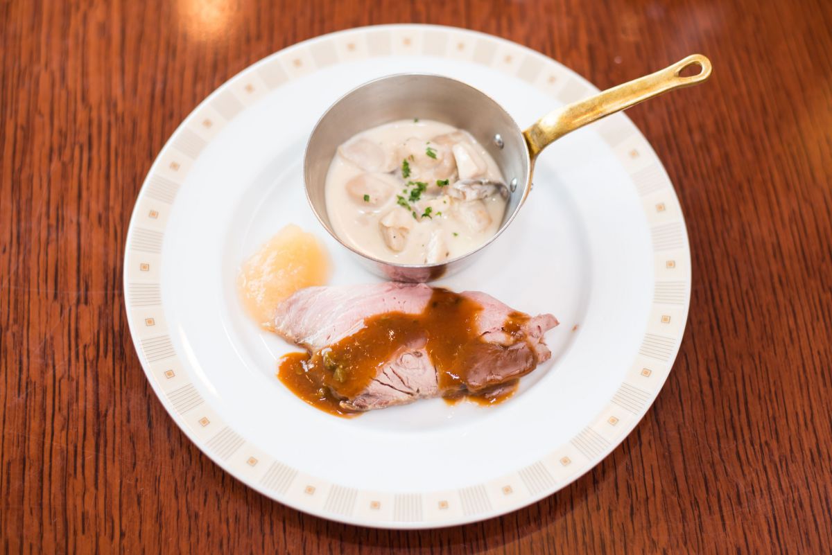 「ローストポーク アップルソース添え」と小鍋料理の「チキンとマッシュルームのフリカッセ」。こちらも、選手村食堂で提供されたメニューをアレンジしたメニュー  