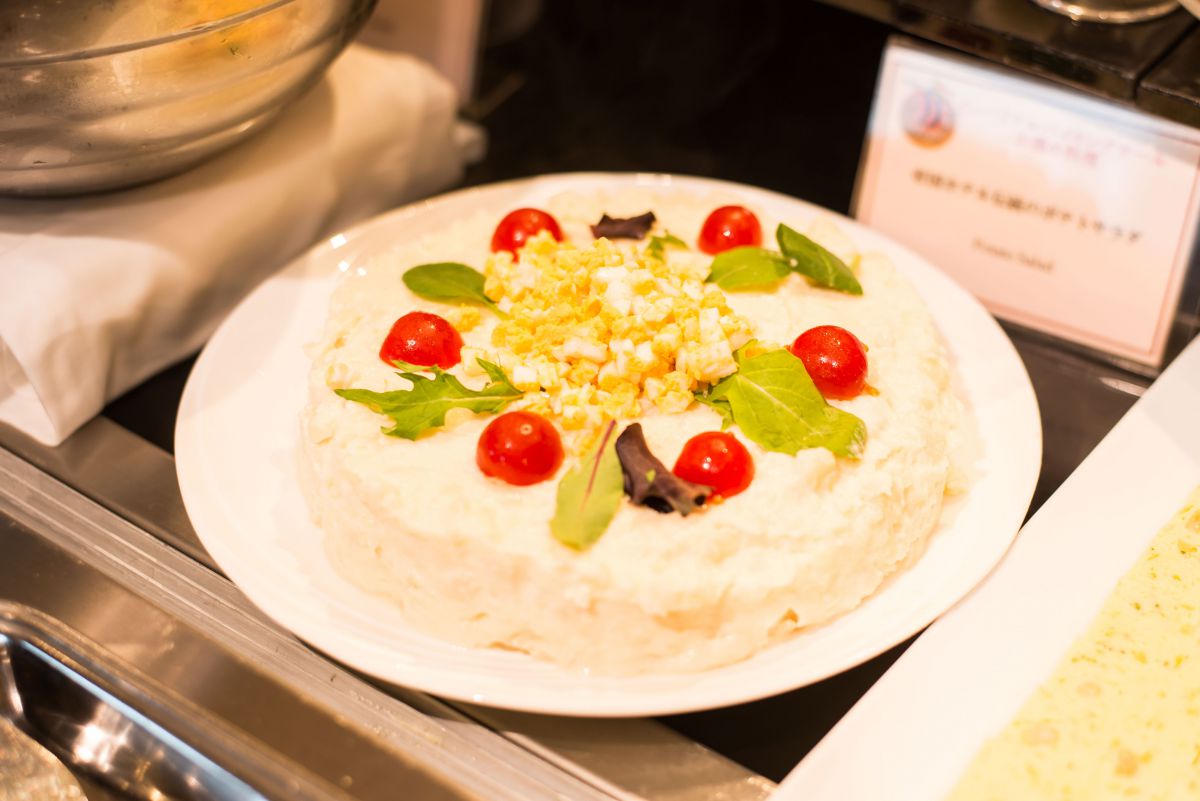 「帝国ホテル伝統のポテトサラダ」。こちらもイチオシなのだとか