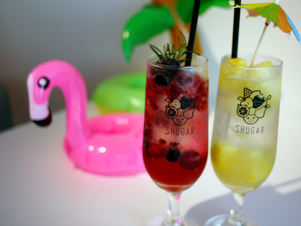 フルーツたっぷりのいちごサワーとパインサワー