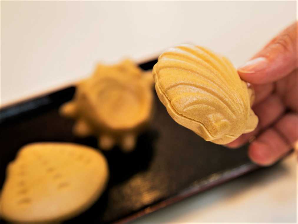 江の島もなか 各145円／箱詰め6個入りは870円～