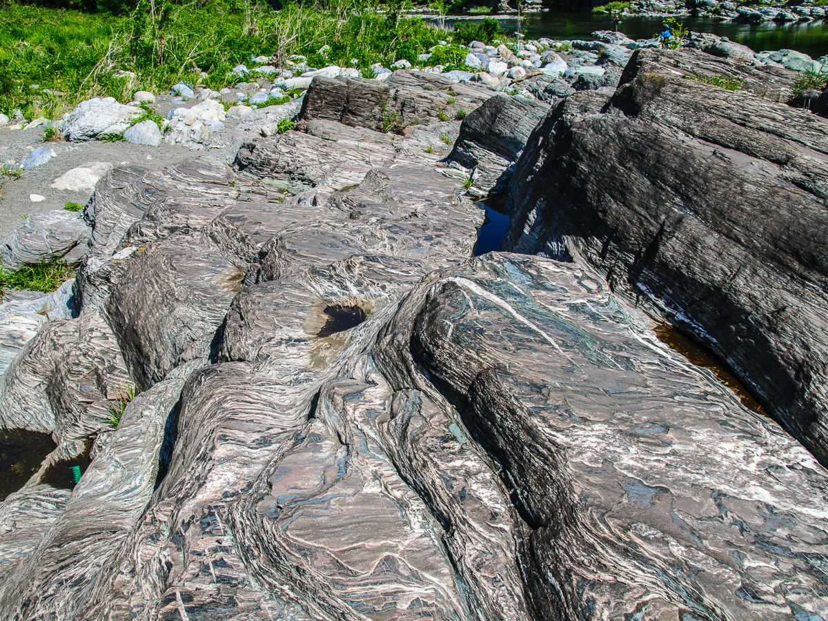 岩石のうつくしい模様は、自然からの造形美の贈り物