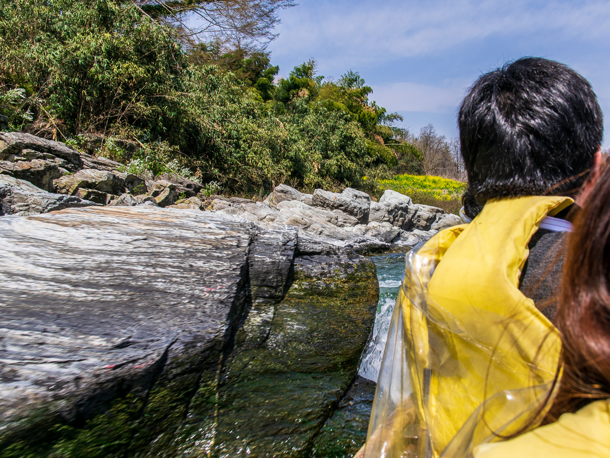急流ポイントでは岩スレスレを走ることも