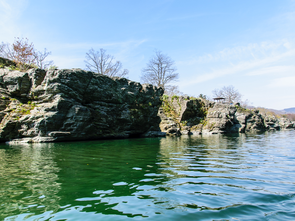 川から眺める「岩畳」も一見の価値あり。岩畳の大きさがわかりますね。
