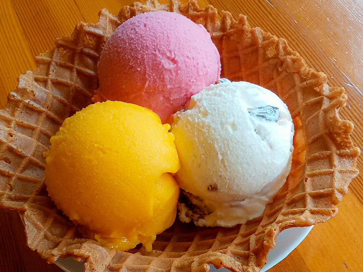 木苺とヨーグルト、ホワイトラム、マンゴーの「いいとこどり手焼きコーン」690円（税込）／イタリアンジェラート みやま