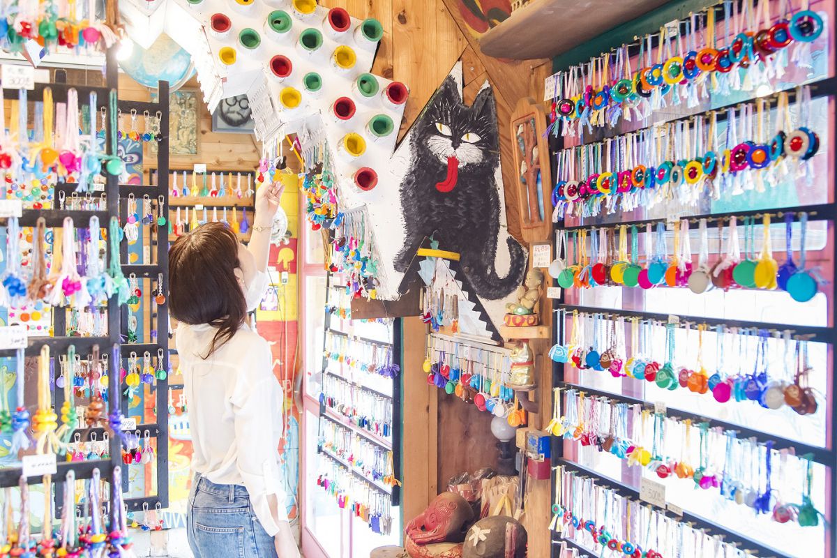 壁一面、窓一面に、ひも付きキーホルダーがずらり