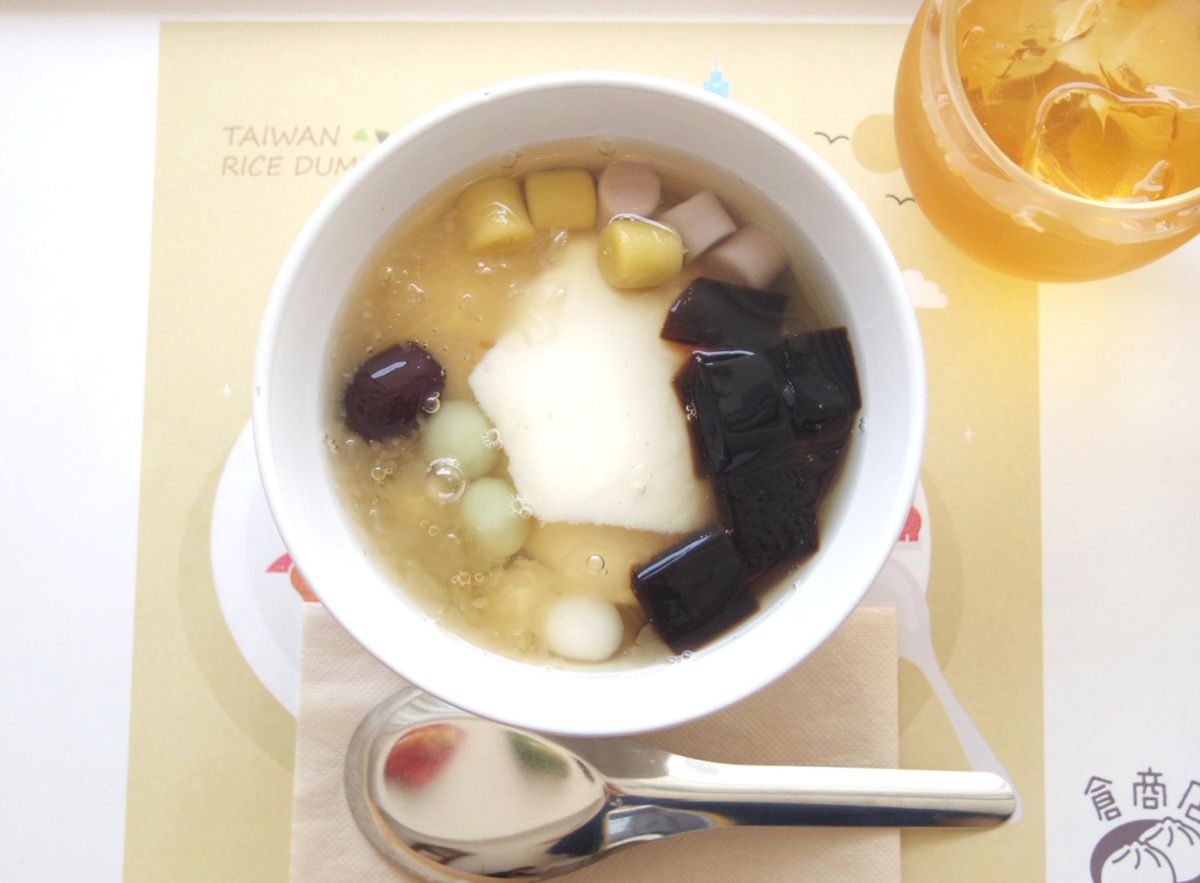 4種のトッピングが選べる「豆花・お得な台湾茶セット」1000円(単品の場合650円)」。写真のトッピングは芋団子、棗、白玉、仙草ゼリー。 