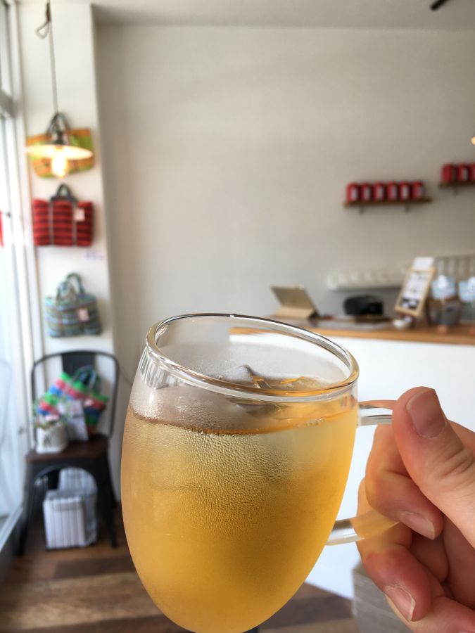 香りにうっとり「台湾ジャスミン茶」。茶葉付きの単品（600円）の場合4杯はお代わりできる 