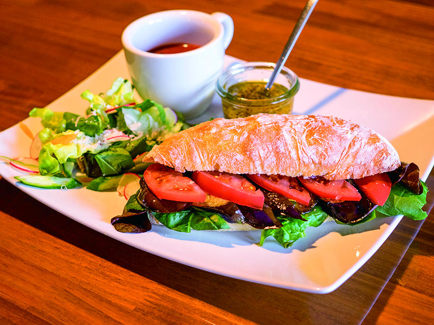 自家製パンに季節の素材を挟んだ「ゴリョウサンド」972円