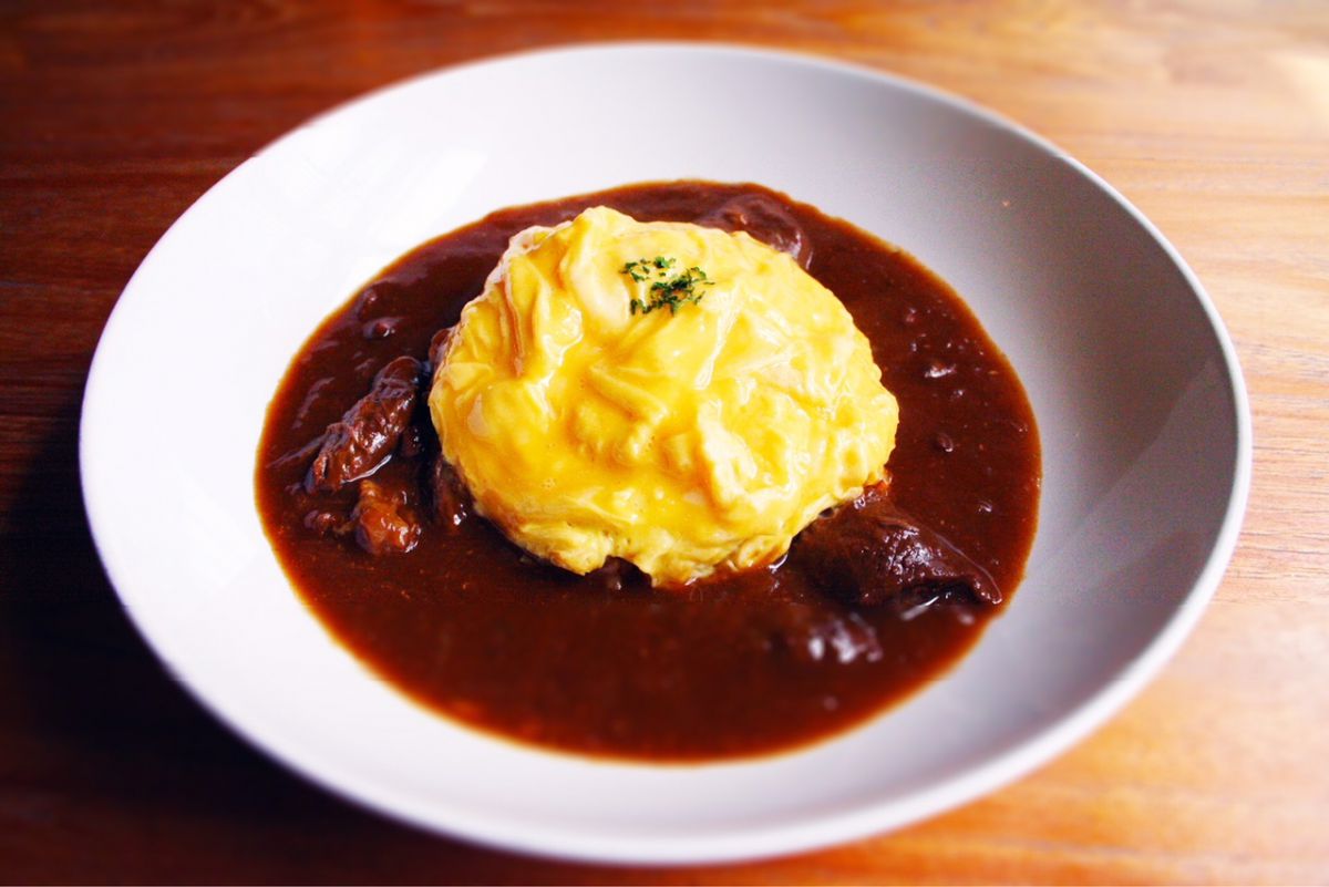 「牛スジシチューのオムライス」税抜1100円／カフェ＆バー シマダカフェ神楽坂