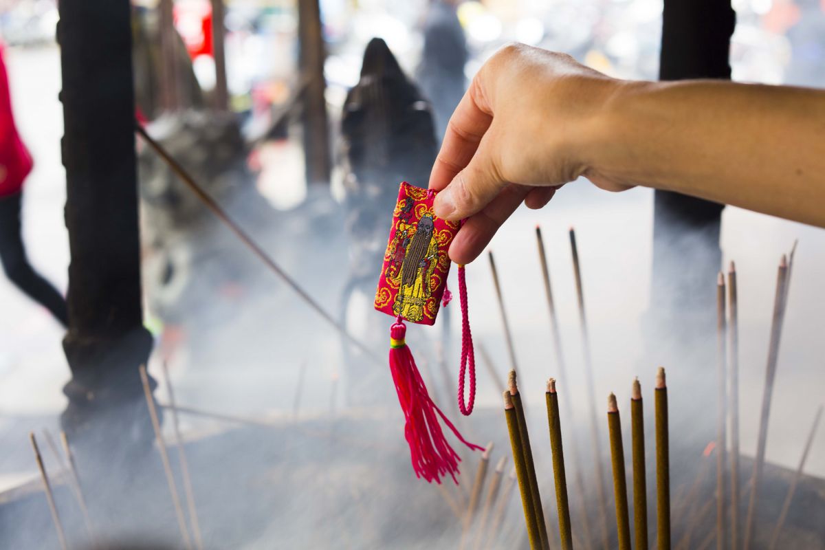 お守りを炉の上で３回時計回しに、といった独特の作法があります