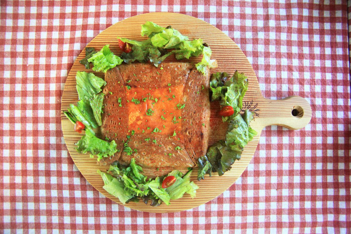 ガレット（タマゴ、ハム、チーズ、トマト）950円