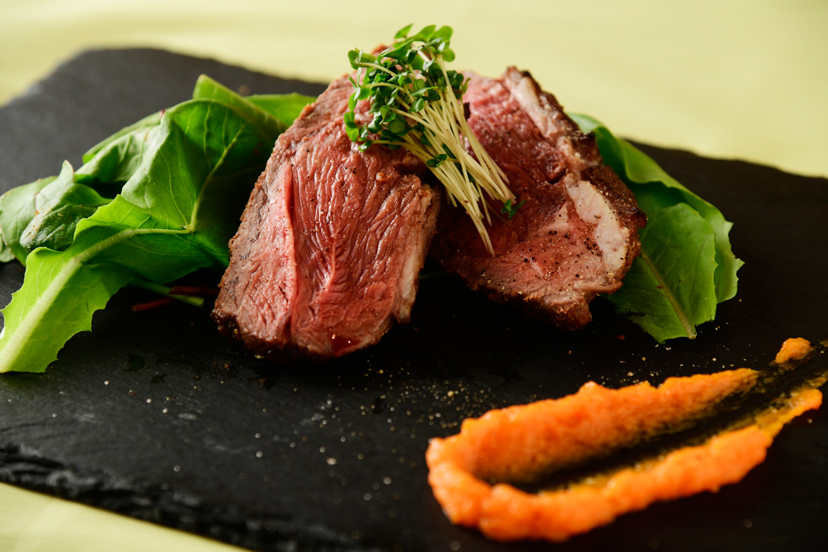 こだわりハーブで和えたラム肉のステーキ、パンプキンピュウーレを添えて
