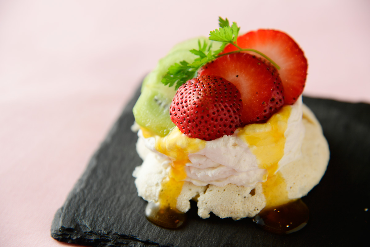 イチゴ、キウイ、パッションフルーツのパヴロヴァ