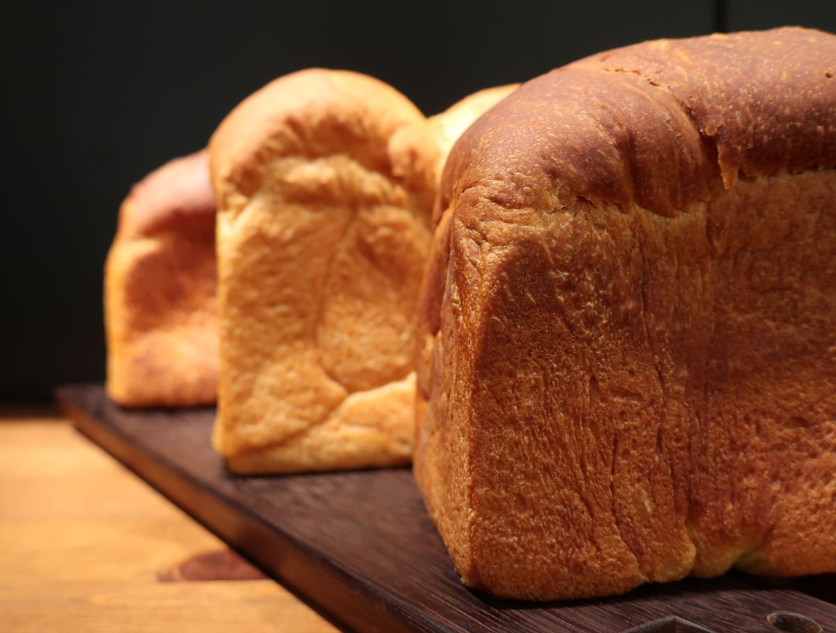 手前から「ジュウニブン食パン」「ハチブン食パン」「ニブン食パン」／ウルトラキッチン株式会社