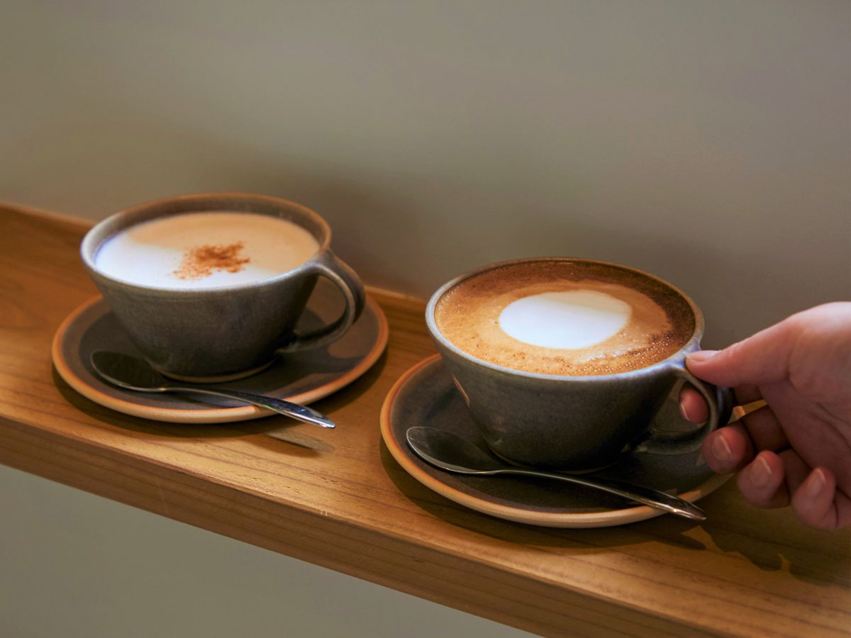 (左)甘糀のホットジンジャーミルク 550 円、(右)甘糀ラテ 600円